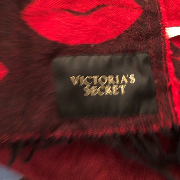 Victoria Secret red & black lip print blanket with fringe great throw - Picture 7 of 14